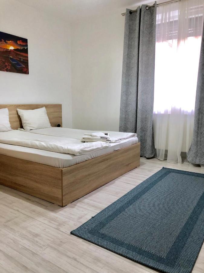 City Break Maya Apartment Орадя Екстер'єр фото