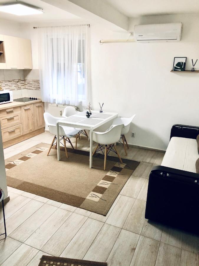 City Break Maya Apartment Орадя Екстер'єр фото